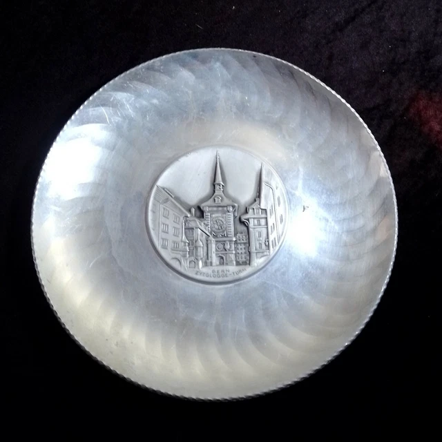 Berna.plato De Metal Decorativo.25 Cm.