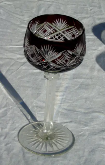 Verre en cristal doublé, de couleur : Bordeaux. Val Saint Lambert ? Haut. 18 cm