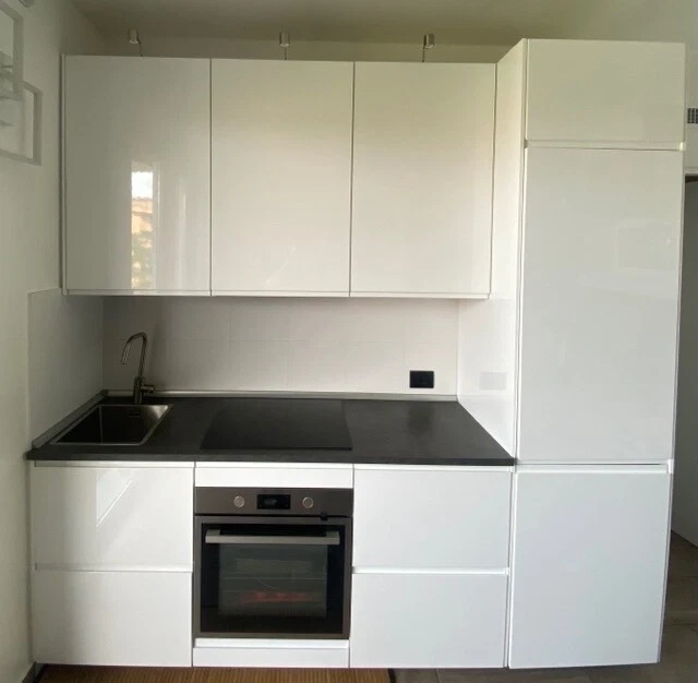cucina moderna bianca Ikea in ottimo stato, misure 245x90x248 h