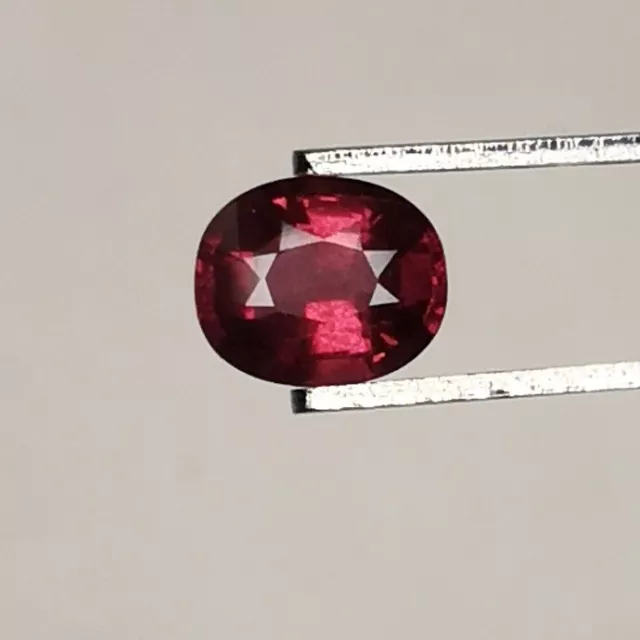 Grenat Rhodolite naturel de Madagascar - Ovale 1.09 Carat - 6.7 x 5.6 x 3.5 mm