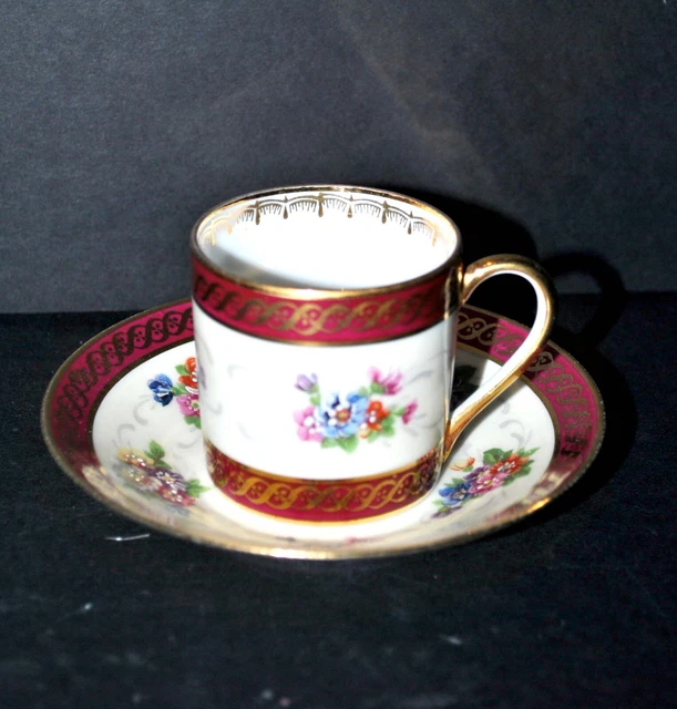 LIMOGES Tasse litron en Porcelaine de Limoges - Décor fleuri rouge et frise d'or