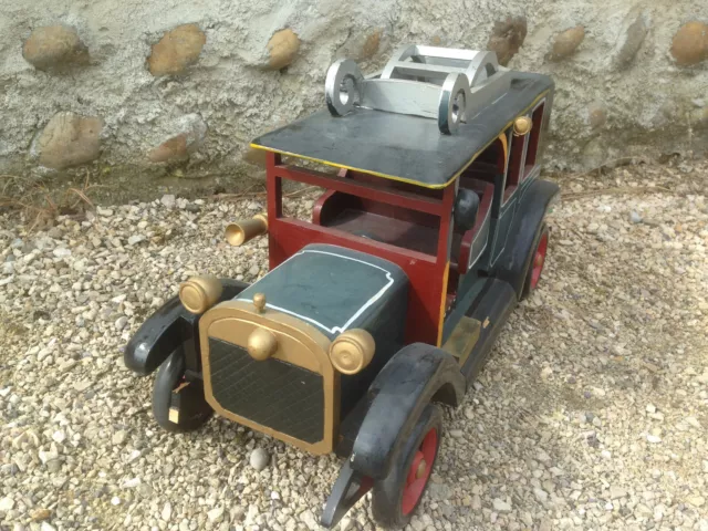 Ancienne maquette voiture en bois peint tacot déco vintage automobile garage