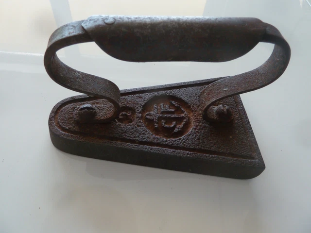 Ancien Fer à étrier D'équitation En Fonte - Dimensions 13,75 X 13 X 5,25 Cm