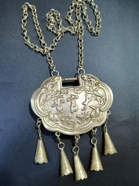 Exquisite Old Chinese tibet silver Handcarved Character story lock pendant 3891