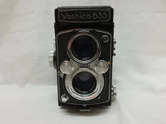 Macchina fotografica biottica Yascica 635 con obiettivo Yashikor f/3.5 80mm