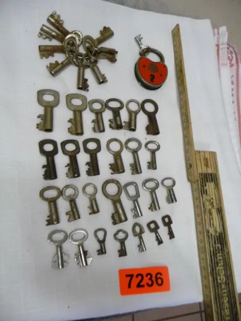 7236. Konvolut alte Schlüssel + Vorhängeschloss