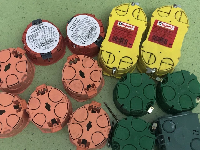 Lot de 13 Boîtes d'encastrement simple double prises Legrand autre