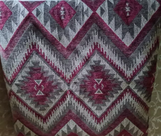 Un paio di copricuscini oro rosso e verde 18 x 18 pollici cerniera stile azteco Dunelm