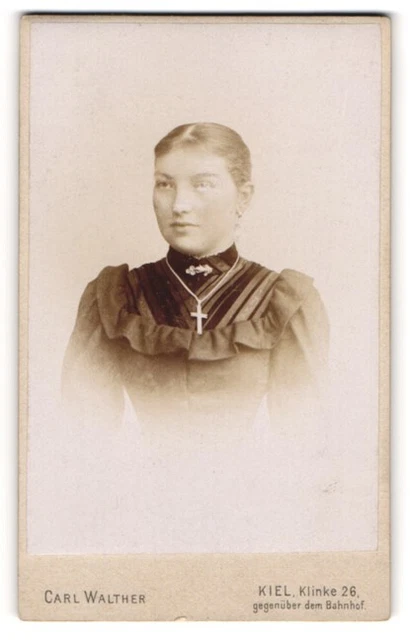 Fotografie Carl Walther, Kiel, Portrait junge Dame im eleganten Kleid mit Kreuz