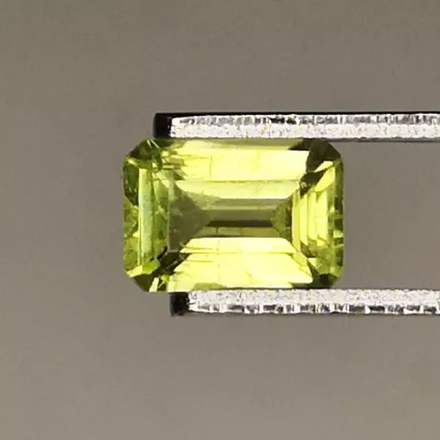 Péridot naturel d'Afrique - Octogone 0.57 Carat - 5.8 x 4.0 x 2.7 mm