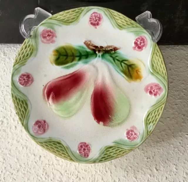 Assiette en barbotine au décor de poires - Orchies