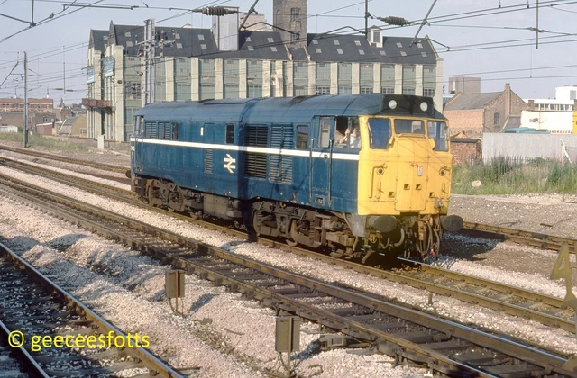 35MMRAILWAY SLIDE 31402 ABOUT TO DESCEND HOLLOWAY BANK 14.7.79.ORIG ...