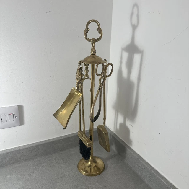 Juego de acompañantes de latón junto a la chimenea de colección