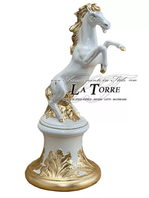 Statua scultura in ceramica cavallo rampante su colonna bianco e oro H75 PR60