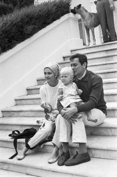 TONY CURTIS WITH his wife Christine Kaufmann their daughter Alexan- Old ...