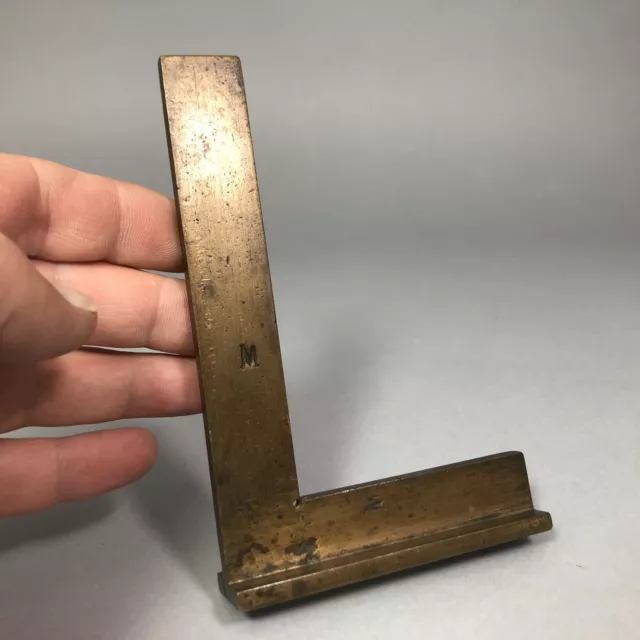 Instrument de mesure Ancien ÉQUERRE À CHAPEAU en bronze/laiton ?