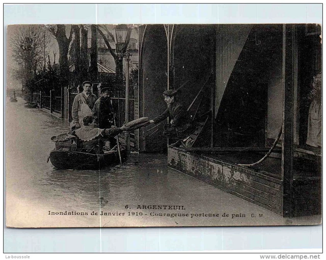 95 ARGENTEUIL - crue de 1910 - courageuse porteuse de pain