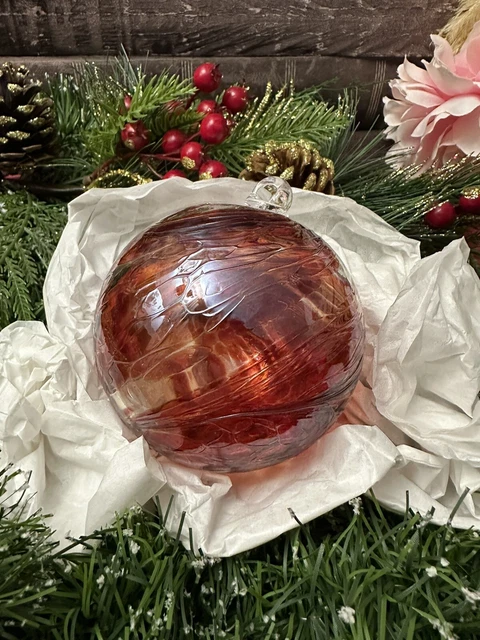 Boules de Noël d'exception : dans les coulisses de la verrerie de
