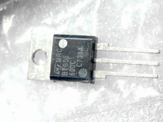 Lot x2 : triac BTB 06 -600 C ~ 6A 600V BTB06-600C ~ non insulated TO-220AB (L9A)