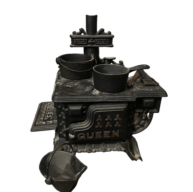 VINTAGE MINIATURE QUEEN Toy Salesman Sample Mini Cast Iron Metal Stove