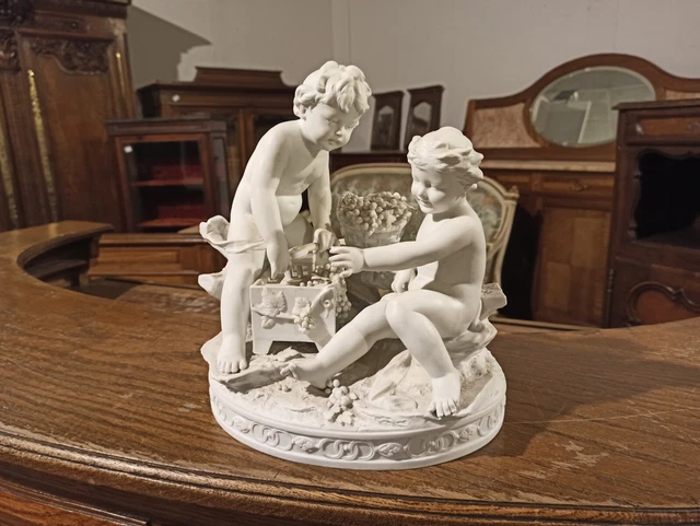 Group sculpture in German biscuit porcelain 19th century. Puttis