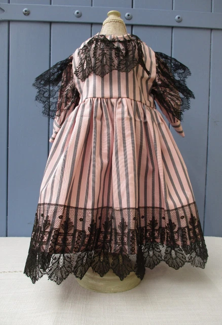 Robe  pour poupée ancienne tissu soyeux et dentelle ancienne