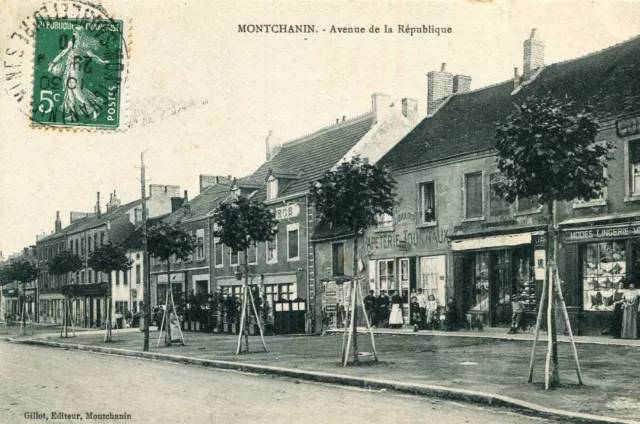 MONTCHANIN LES MINES Avenue de la République Jeunes arbres étayés Commerces