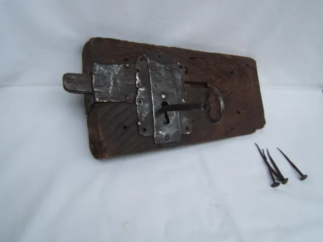 ancienne grande serrure 18 eme gâche de porte en bois et fer avec sa clé déco 3