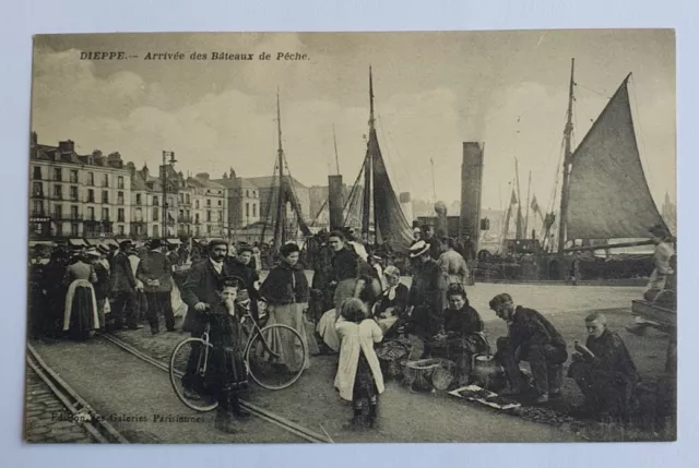 DIEPPE CPA Arrivée des bâteaux de pêche Carte Postale Ancienne PORT GRATUIT