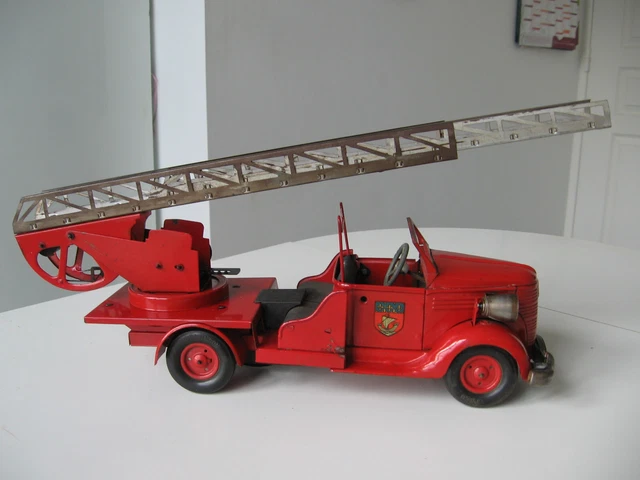 Vébé _ Camion de pompiers Chevrolet vintage 50's et sa boite - Collection