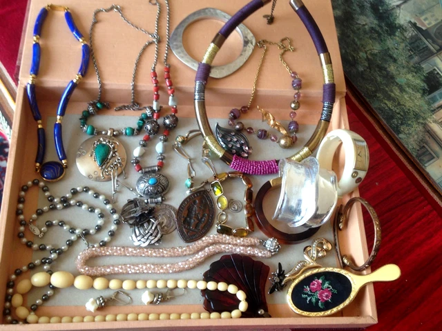 Lot De Bijoux Vintage - Broches, Collier, Chatelaine, Montre, Très Joli Assortiment