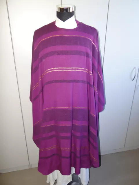 Messgewand Kasel chasuble violett eingewebte Streien