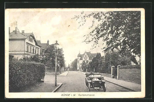 AK Bünde i. W., Blick in die Gartenstraße mit Häusern, Automobil und Laterne