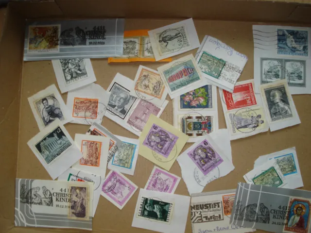Briefmarken aus der Republik Österreich Konvolut mit 35 Stück auf Papier