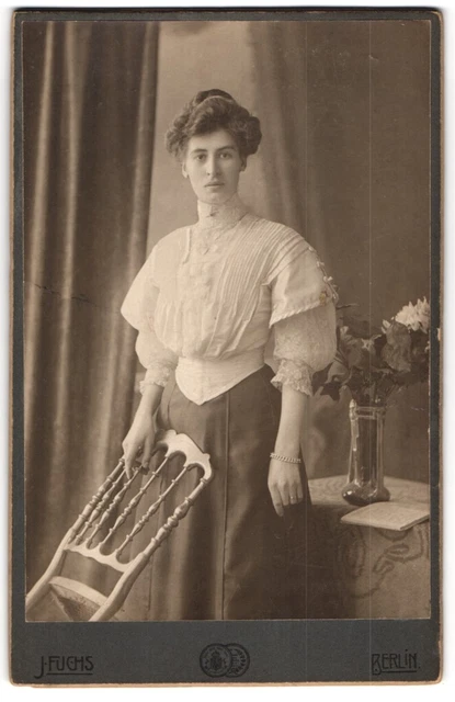 Fotografie J. Fuchs, Berlin-N., Friedrichstr. 108, Junge Dame in weißer Bluse m