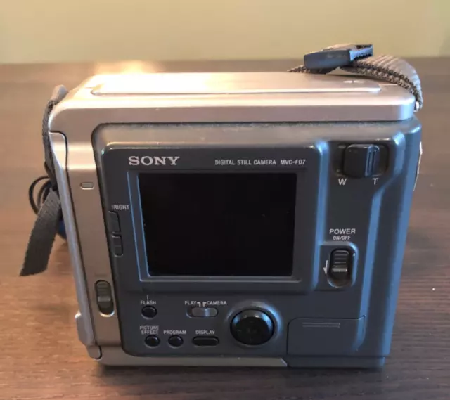 Sony Mavica MVC-FD7 Digital Still Camera 10x Zoom Camera and Battery Untested