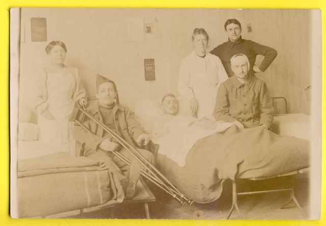 CPA Carte Photo GUERRE 14 ? HÔPITAL INFIRMIÈRES SOLDATS MILITAIRES Blessés