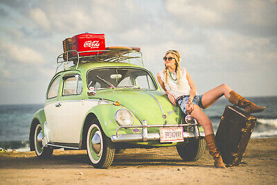 Coccinelle VW sur plage avec femme sur capot rétro coca cola coke - Plaque métal