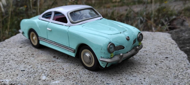 La Coccinelle Volkswagen miniature rouge de style jouet ancien en tôle
