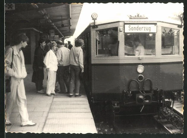 Fotografie Fotograf unbekannt, Ansicht Berlin, Sonderzug der S-Bahn im Bahnhof