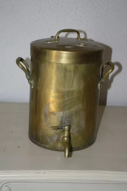 réservoir de cuisson en laiton avec robinet . objet ancien décoratif