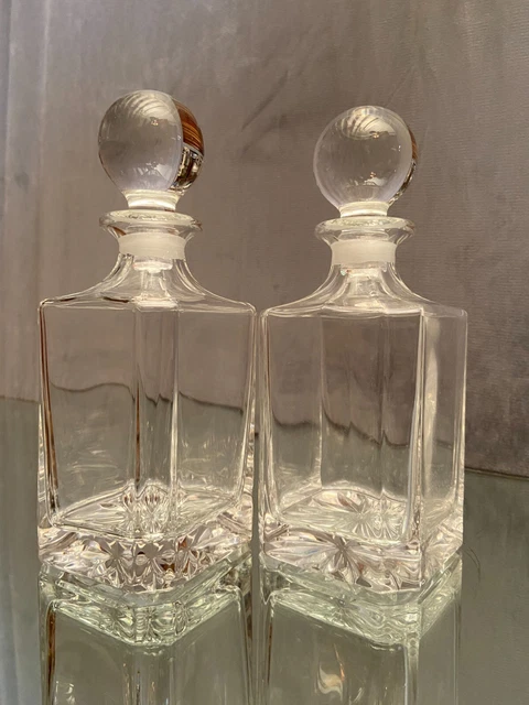 Paire de carafes en cristal de section carrée