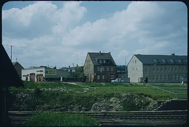 ORIG. KODACHROME RED BORDER FARBDIA DIA BERLIN 1950er WEINKELLEREI WOHNGEBIET