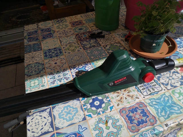 BOSCH UNIVERSALHEDGEPOLE 18 Akku TeleskopHeckenschere, 18V (06008B3001