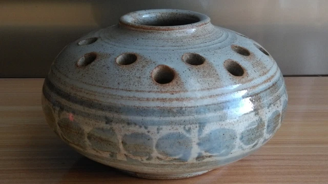 TRÈS JOLI VASE PIQUE FLEURS EN FAIENCE  signé VOLKOFF VALLAURIS FRANCE vers 1950