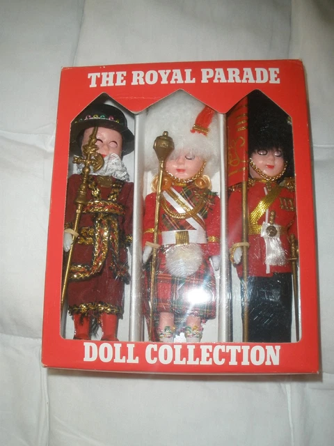 Vintage The Royal Parade British Royal Guards Eyes Open Close 3 Pc Set Beefeater