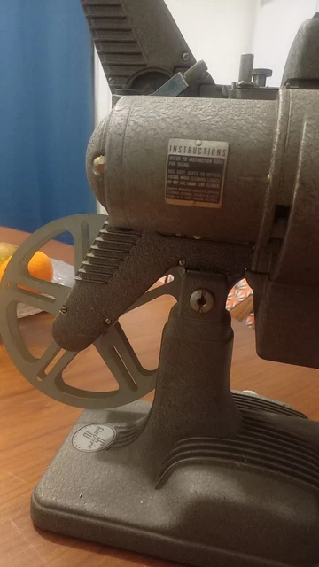 Projecteur de film 16 mm (AP-95-1496) - Collection - Catalogue des