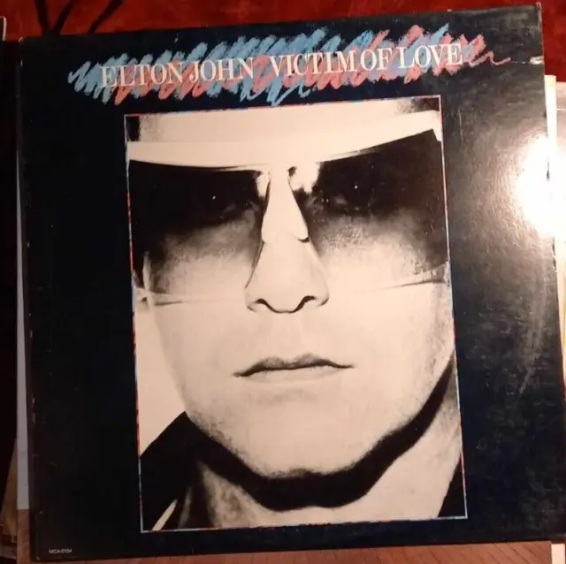 Elton John ‎– Victim Of Love  Vinyl LP Album Tan Type US 1979  - MCA-5104 / mint