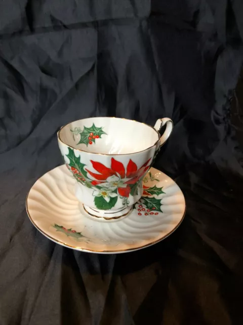 Vintage Queen Anne Noel Poinsettia England Tea Cup Teacup Saucer Gold Trim