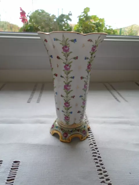 Vase En Porcelaine De Nyon (Suisse)